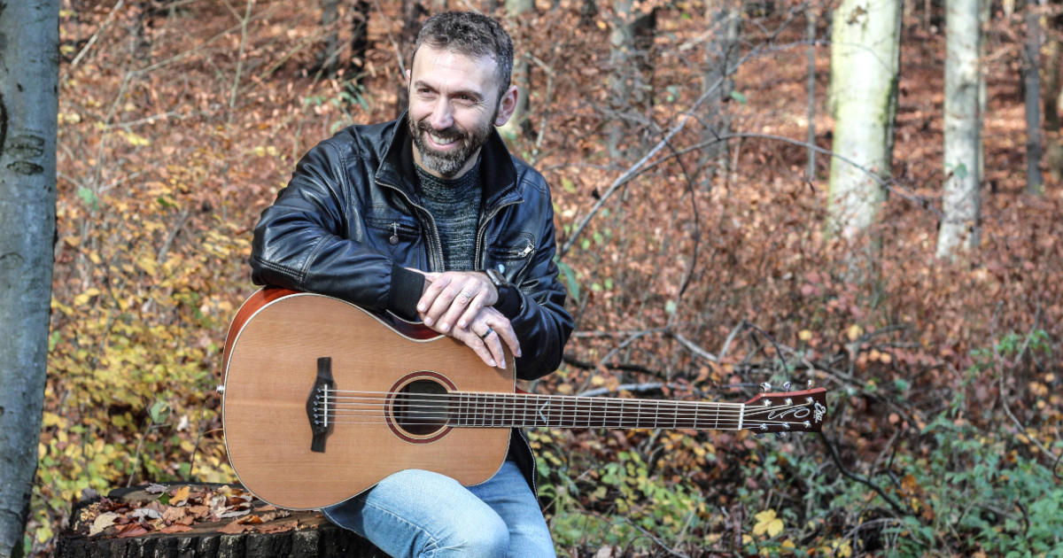 Luca Francioso è un endorser per Eko Guitars
