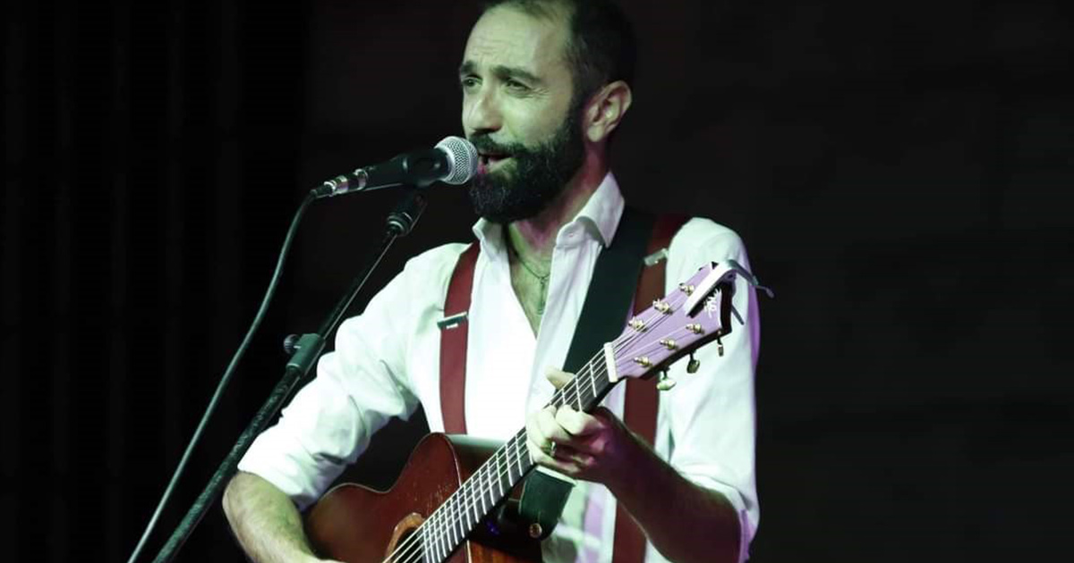 Luca Pirozzi è un endorser per Eko Guitars