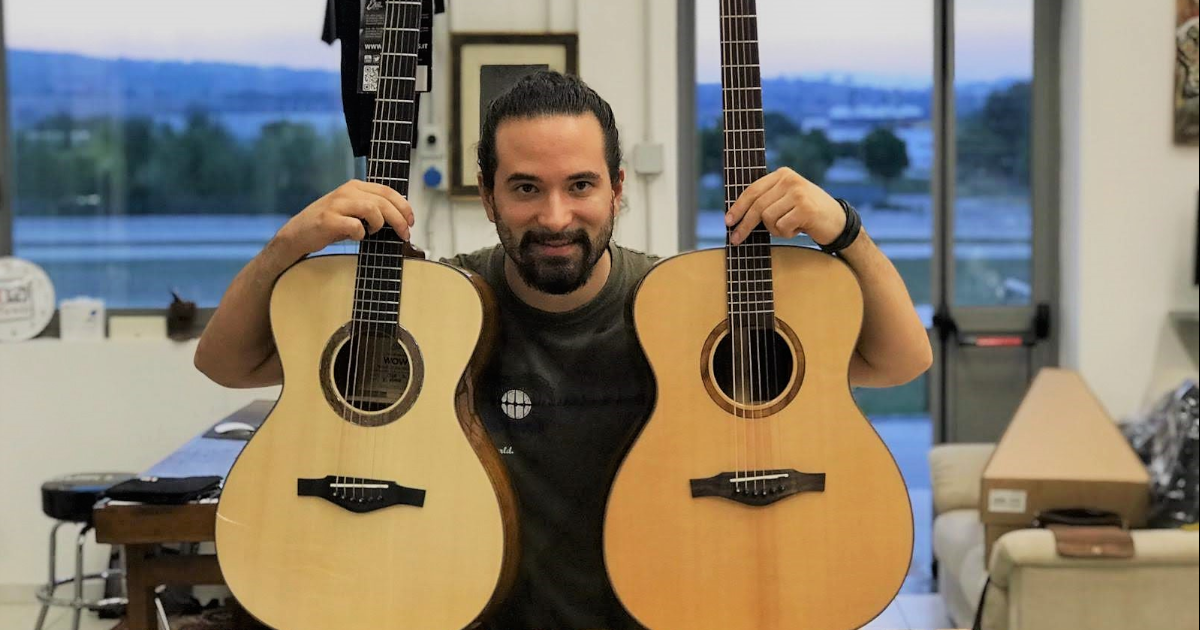 Luca Lampis con le chitarre di Eko Guitars