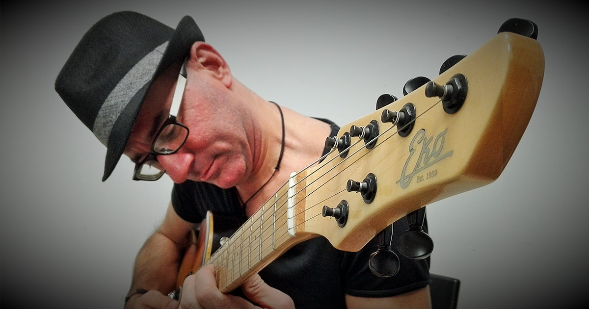 Valerio Marchetti è un endorser per Eko Guitars