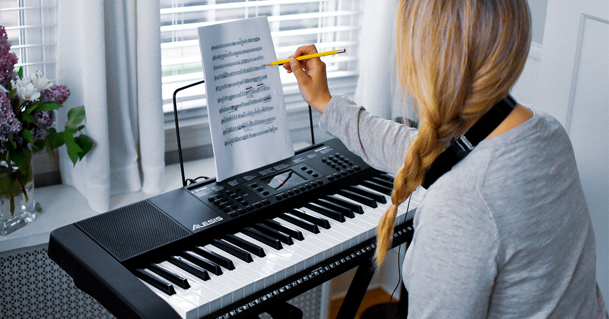 Alesis Harmony è una serie di tastiere musicali economiche per principianti, ideali per chi vuole imparare a suonare la tastiera divertendosi Alesis Harmony è una serie di tastiere musicali economiche per principianti, ideali per chi vuole imparare a suonare la tastiera divertendosi