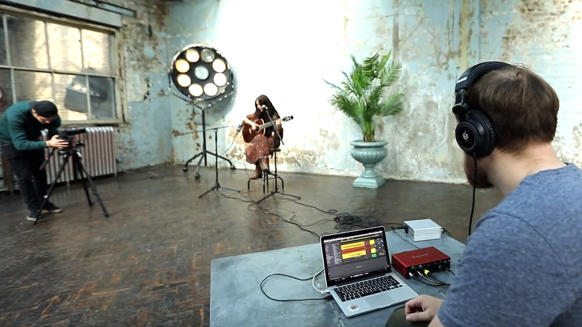 HOLLY HENDERSON REGISTRA “BACK AFTER SUNRISE” CON FOCUSRITE SCARLETT 18i8