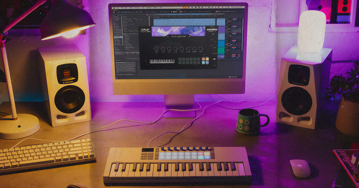 Novation Play - plug-in gratuito, uno strumento virtuale esclusivo per tutti gli utenti delle MIDI USB Masterkeyboard Launchkey MK4, sviluppato in collaborazione con Klevgrand, fornito di ben 80 preset campionati da storici synth Novation, Sequential e Ob Novation Play - plug-in gratuito, uno strumento virtuale esclusivo per tutti gli utenti delle MIDI USB Masterkeyboard Launchkey MK4, sviluppato in collaborazione con Klevgrand, fornito di ben 80 preset campionati da storici synth Novation, Sequential e Ob