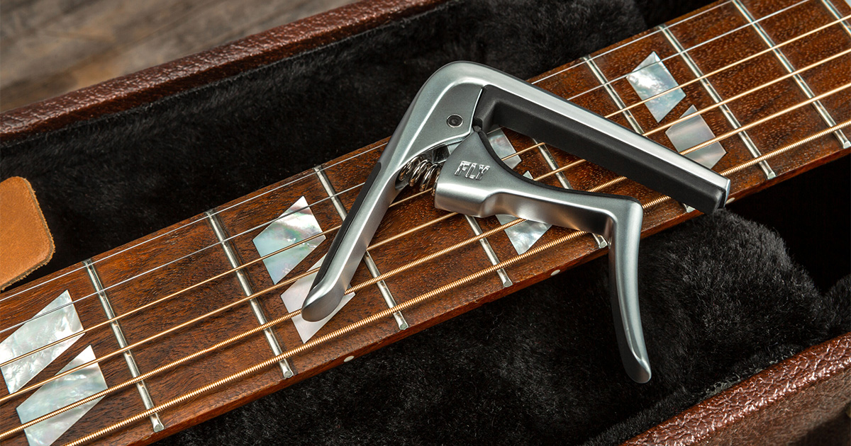 Il nuovo Dunlop Trigger Fly Capo offre un'ergonomia migliorata e una maggiore precisione e stabilità nell'intonazione, grazie a un meccanismo che permette di applicare una pressione bilanciata. Il nuovo Dunlop Trigger Fly Capo offre un'ergonomia migliorata e una maggiore precisione e stabilità nell'intonazione, grazie a un meccanismo che permette di applicare una pressione bilanciata.