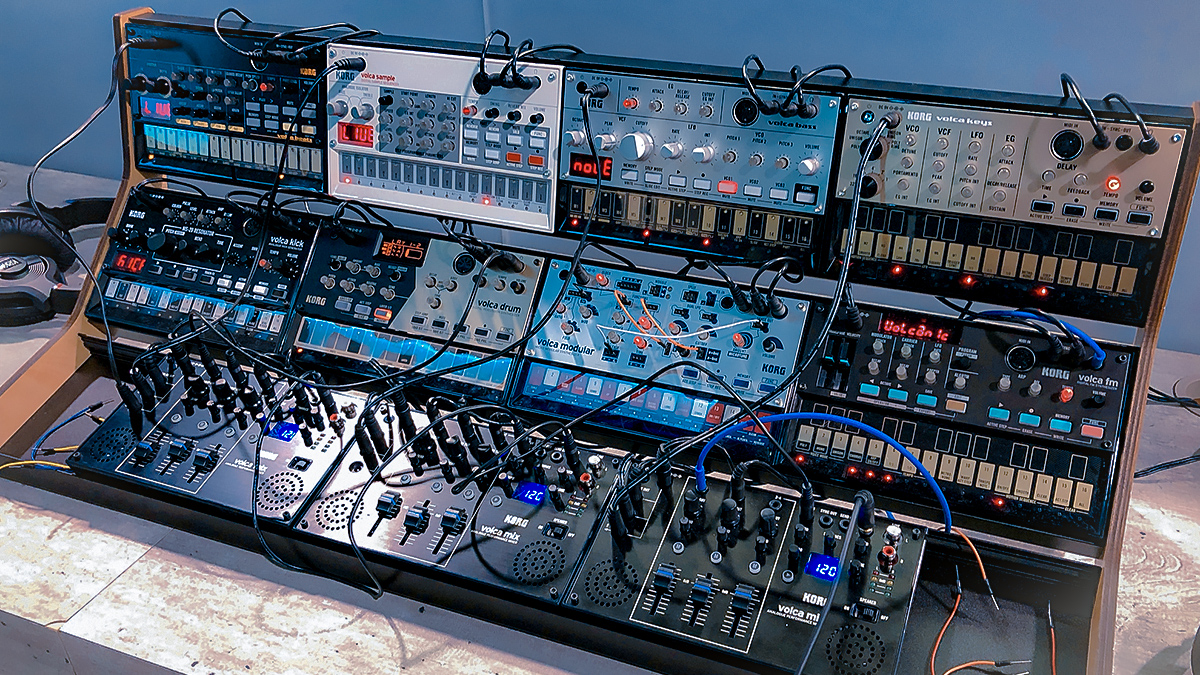 Korg Volca è una linea di strumenti musicali elettronici compatti, che include synth analogici, sintetizzatori digitali, sample player, drum machine. Tutti dotati di connettività MIDI IN, sync I/O analogico, step sequencer, e tante altre utili funzioni. Korg Volca è una linea di strumenti musicali elettronici compatti, che include synth analogici, sintetizzatori digitali, sample player, drum machine. Tutti dotati di connettività MIDI IN, sync I/O analogico, step sequencer, e tante altre utili funzioni.